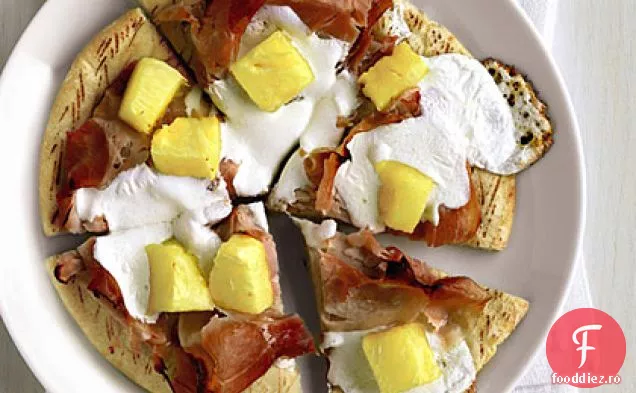 Pizza pita cu șuncă și ananas