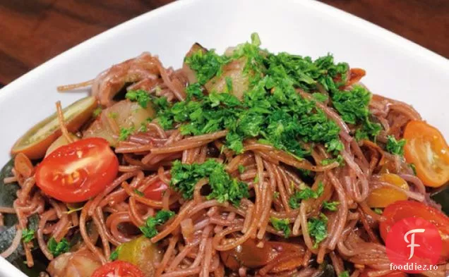 Capellini de vin roșu gătit cu absorbție piperată de Michael Natkin