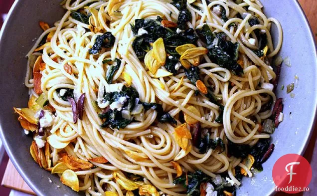 Spaghete Cu Brânză Elvețiană Și Chipsuri De Usturoi