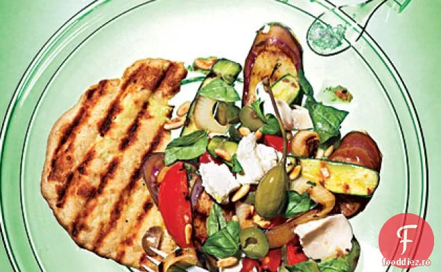 Salată de Caponata la grătar cu pâine plată la grătar