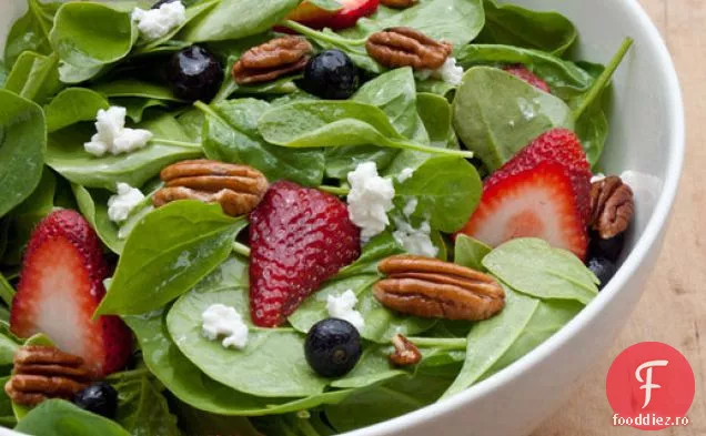 Baby spanac cu fructe de padure proaspete, nuci pecan și brânză de capră în vinetă de zmeură