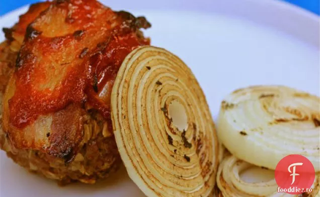Pâine De Carne La Grătar, Acoperită Cu Slănină, Umplută Cu Brânză De Bere