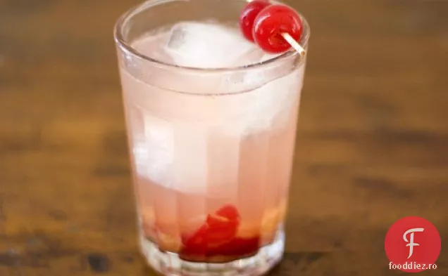 Cocktail De Gin Cu Vișine