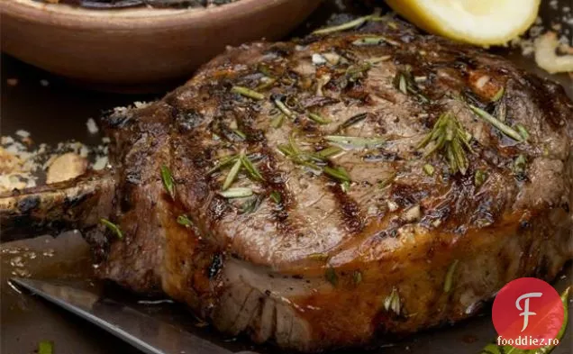 Ribeye De Cowboy La Grătar Cu Cremă De Brânză Elvețiană Și Lămâie Meyer