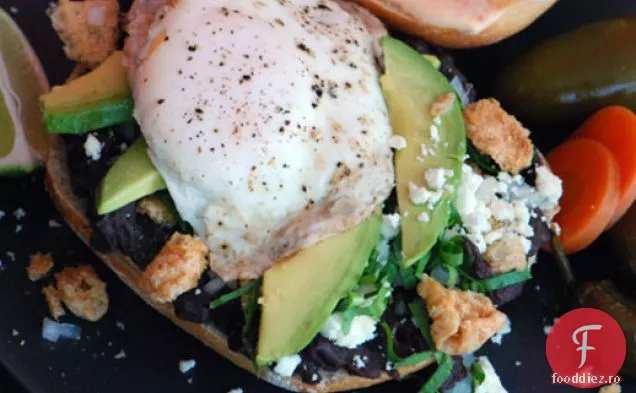 Mic dejun Torta (Sandwich Mexican pentru micul dejun cu ouă, carne de porc crocantă și fasole)