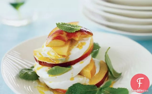 Salată caprese de piersici și mentă cu vinetă Curry