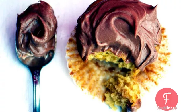 Cupcakes galbene de dovlecei cu glazură de ciocolată