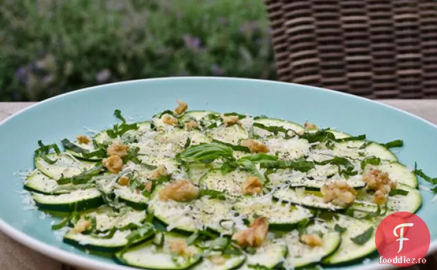 Salată de Carpaccio de dovlecei cu parmezan, busuioc și nuci