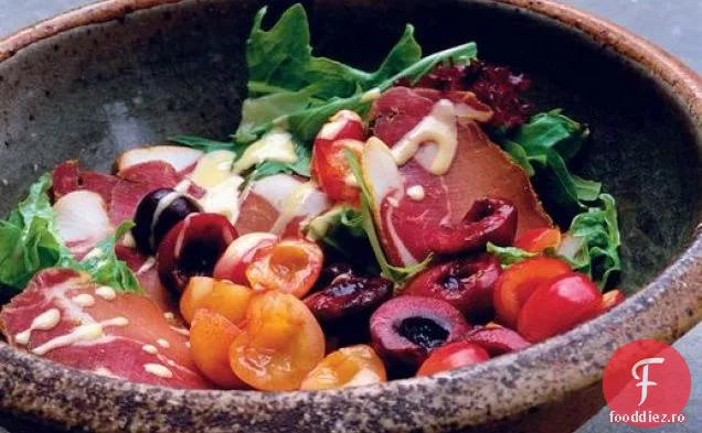 Salata lui Nigel Slater de frunze de vară, carne de porc vindecată și cireșe