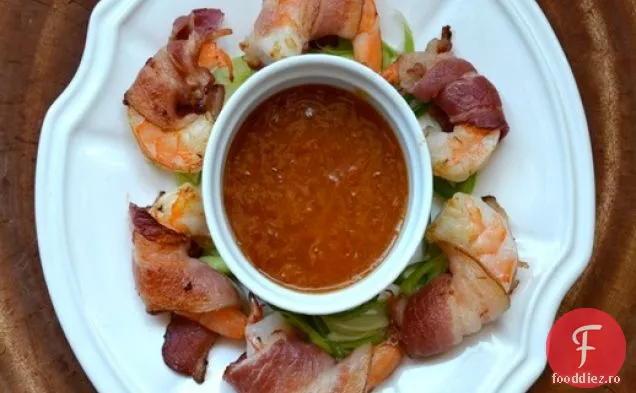 Cocktail de creveți învelit cu slănină cu sos de scufundare cu hrean de caise