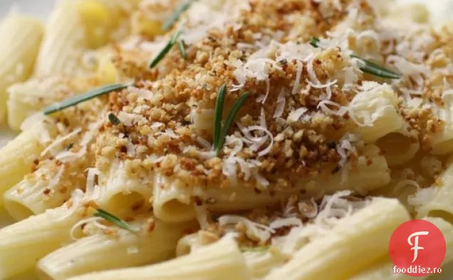 Rigatoni cu pesmet, rozmarin, usturoi și Parmigiano Reggiano
