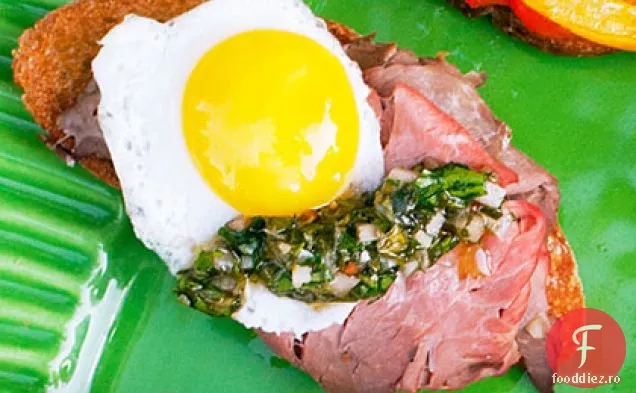 Picnic Crostini cu friptură de vită, Chimichurri și ou de prepeliță