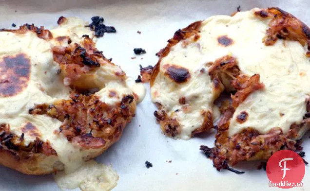 Sandviș cu șuncă și praz cu sos Cheddar