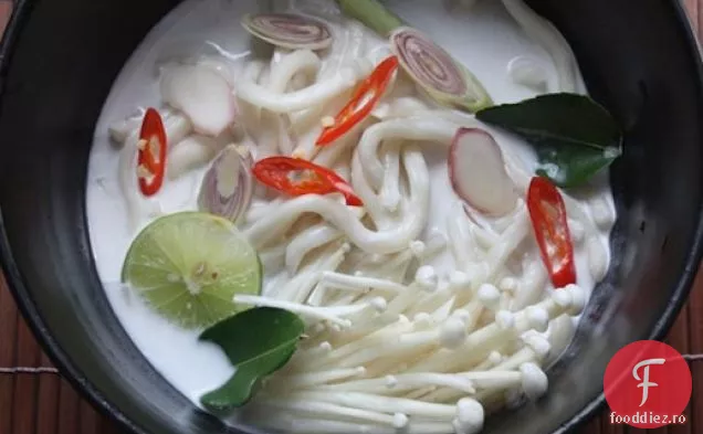 Supă Tom Kha Udon cu ciuperci
