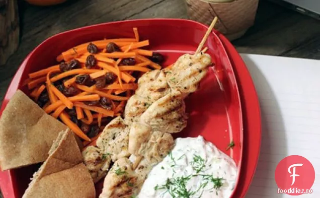 Kebab de pui cu salată de morcovi-stafide și sos de iaurt grecesc (Tzatziki)