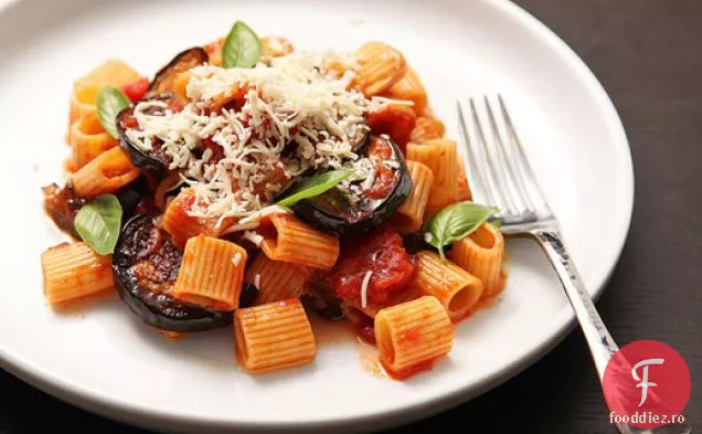 Paste în stil Sicilian cu vinete, roșii și Ricotta Salata (Pasta Alla Norma)