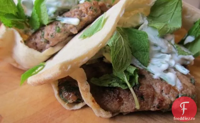 Burger de miel cu tzatziki de mentă groasă