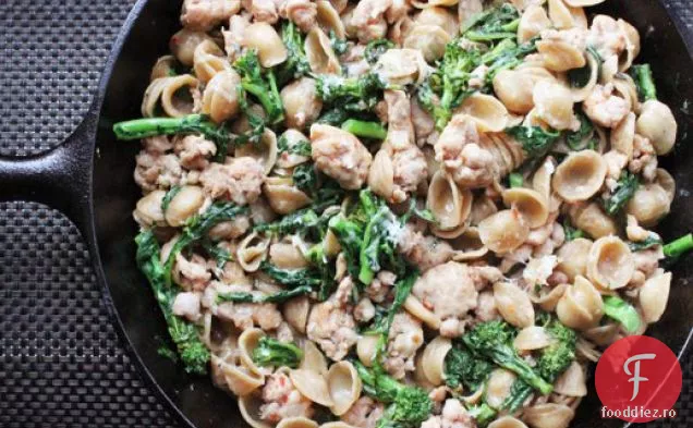 Skillet Orecchiette cu cârnați și Broccoli rabe
