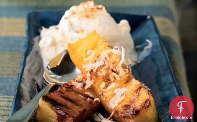 Ananas la grătar cu vârf de rom cu nucă de cocos prăjită
