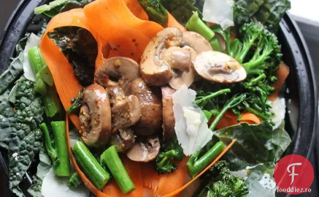 Make-Ahead ciuperci marinate cu Kale, morcovi ras și parmezan