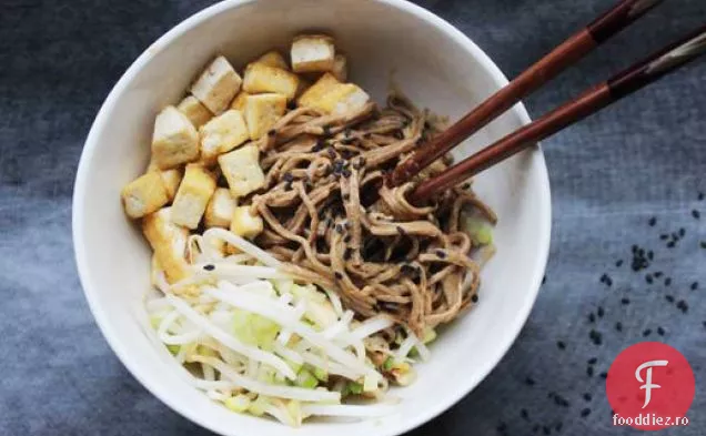 Tăiței soba de arahide cu Tofu și muguri de fasole murată