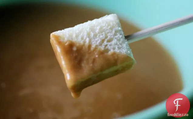 Fondue Irlandeză cheddar cu Stout și whisky