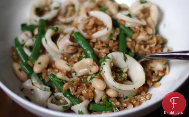 Salată Farro cu calmar, fasole albă și fasole verde