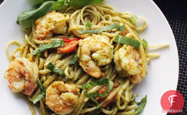 Paste Pesto Skillet cu creveți și nuci de pin