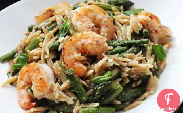 Creveți Skillet cu Orzo, Feta și sparanghel