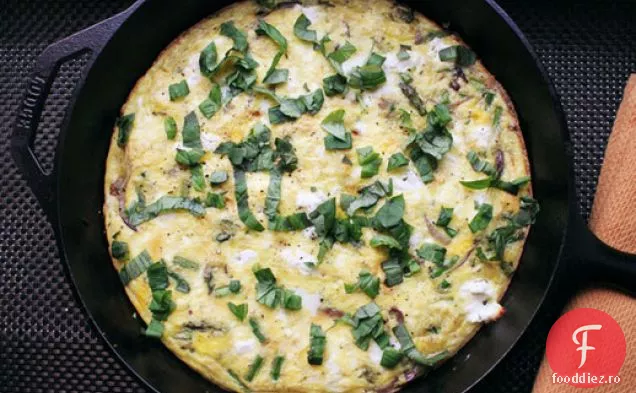 Skillet Frittata de primăvară cu sparanghel și brânză de capră