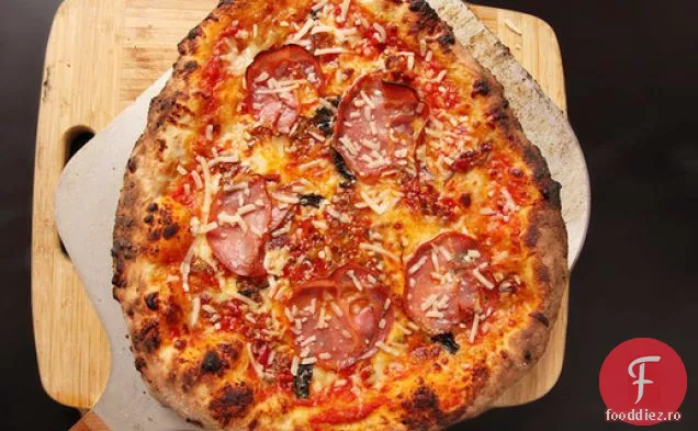 Pizza în stil New York cu bacon-Cherry Pepper Relish și Coppa