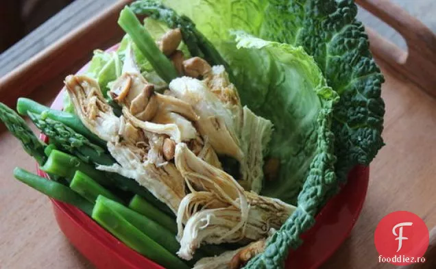 Pui Braconat cu nucă de cocos cu legume de primăvară și caju