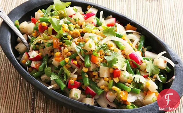 Salată de porumb carbonizat, ridiche, Jicama și fasole verde cu pansament de var