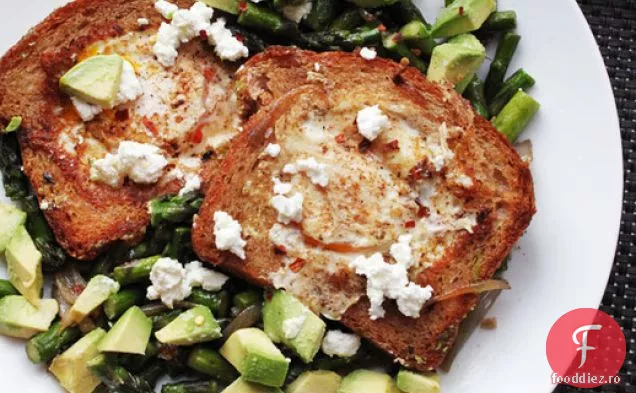 Skillet ou-in-a-Hole cu Avocado, sparanghel și Feta
