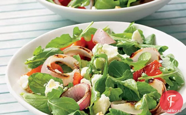 Ardei prăjiți, ceapă la grătar și salată de brânză Feta