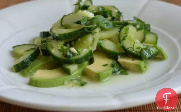 Salată asiatică de castraveți, țelină și Avocado