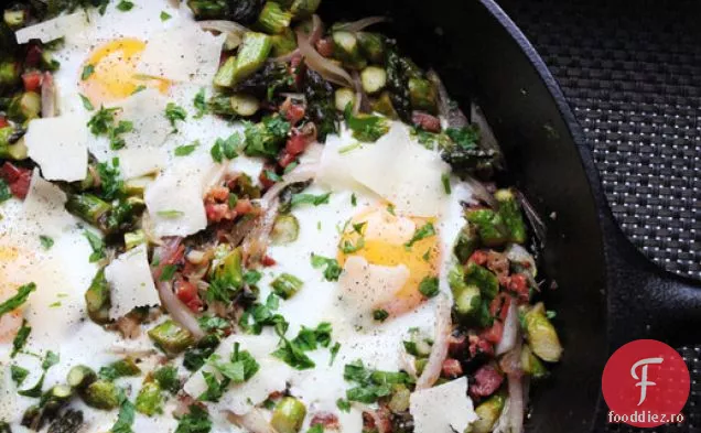Ouă de tigaie cu sparanghel, Pancetta și parmezan