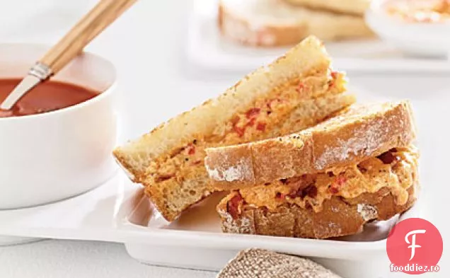 Pimiento la grătar, Cheddar și slănină pe aluat