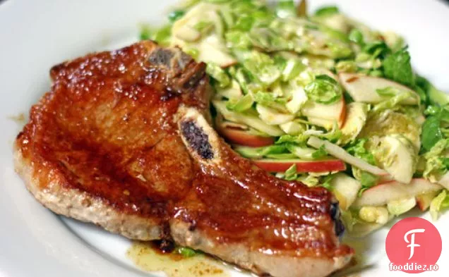 Cotlet de porc cu varză de Bruxelles rasă și salată de mere