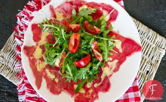 Carpaccio ușor de vită cu rucola
