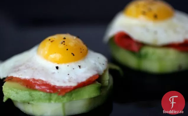 Ou de prepelita canapa cu somon afumat, Avocado si castraveti murati