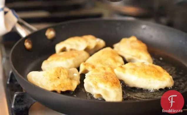 Dintr-o bucătărie poloneză de casă de țară Pierogi cu umplutură de cartofi, brânză, slănină și mazăre