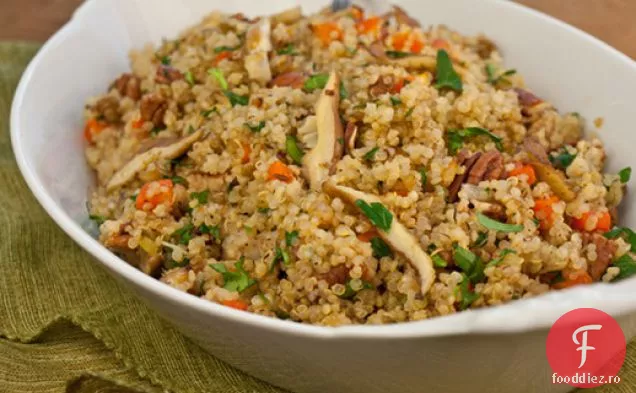 Salate Serioase: salată caldă de Pilaf de Quinoa cu ciuperci Shiitake, morcovi și nuci pecan
