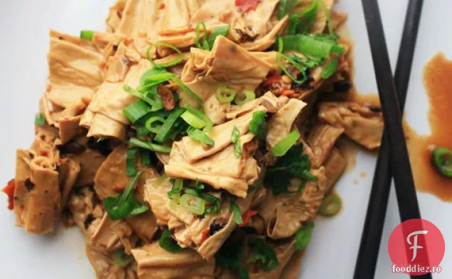 Beancurd bețișoare fierte la foc mic cu pastă de fasole Chili