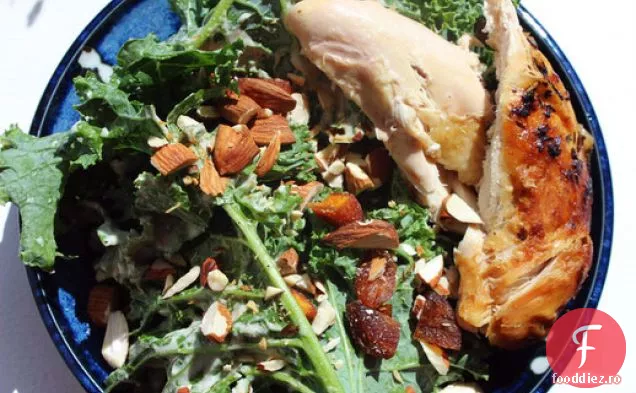 Salată de pui fript și Kale cu Tahini, caise și migdale