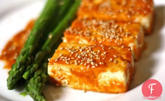 Tofu fript cu glazură Miso și sparanghel