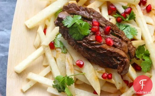 Salată de jicama cu friptură prăjită, rodie și coriandru