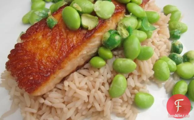 Somon crocant cu orez cu ceai de iasomie și wasabi Edamame