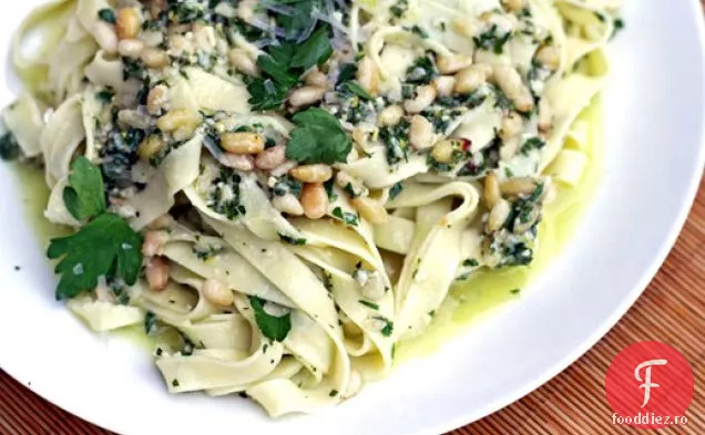 Tagliatelle de vară ale lui Jamie Oliver cu pătrunjel și nuci de pin