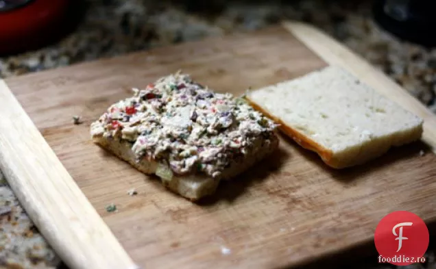 Cina în seara asta: salată mediteraneană de ton pe Focaccia